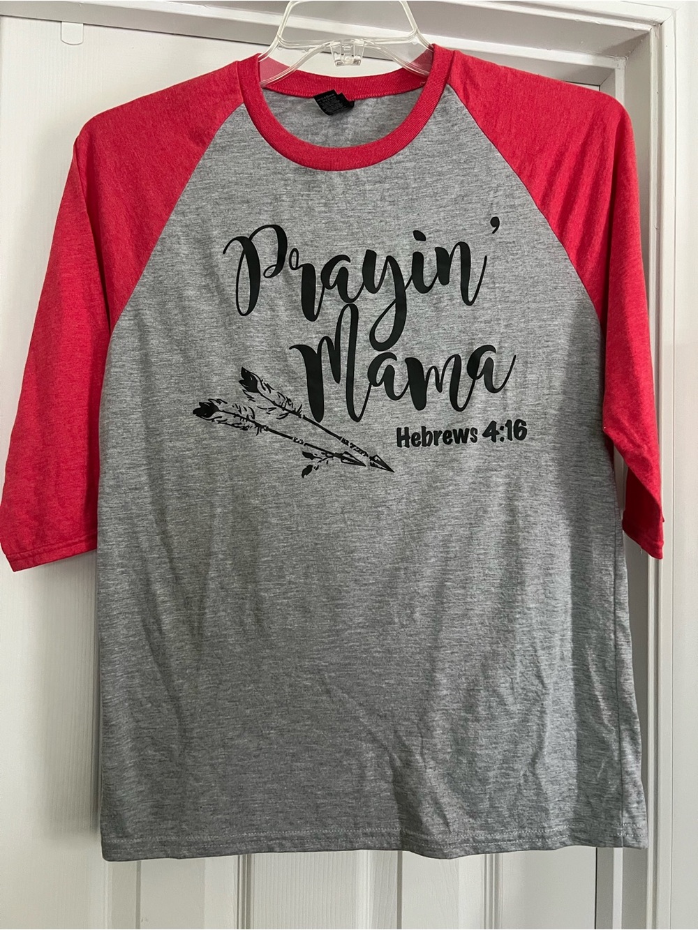 Anvil Prayin' Mama Raglan Tee - Gray & Red